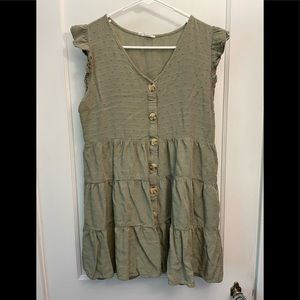 E & M green tunic style sleeveless top. Size large